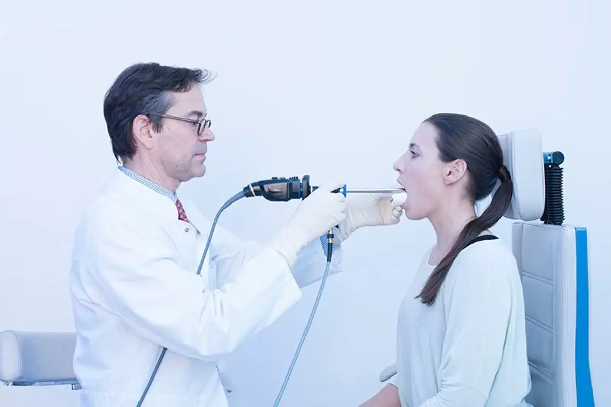 بهترین متخصص حنجره و تارهای صوتی در کرج